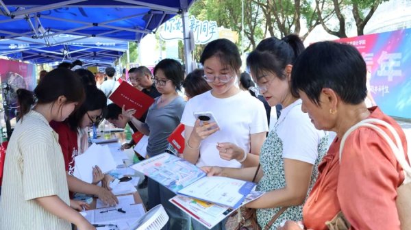 博牛配资 迎新玩出新花样！交融、创新、酷炫，这所高校打造沉浸式“入学集市”
