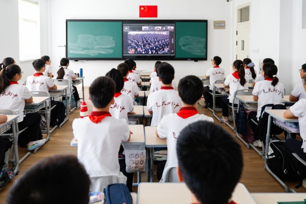 捷希源 铭记历史，缅怀先烈！在阅兵典礼中，开启一堂生动的爱国主义班会课